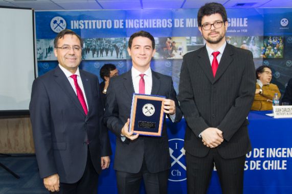 De izq. a der. Juan Pablo González, presidente del IIMCh; Pedro Sanhueza y Willy Kracht, director del DIMIN.