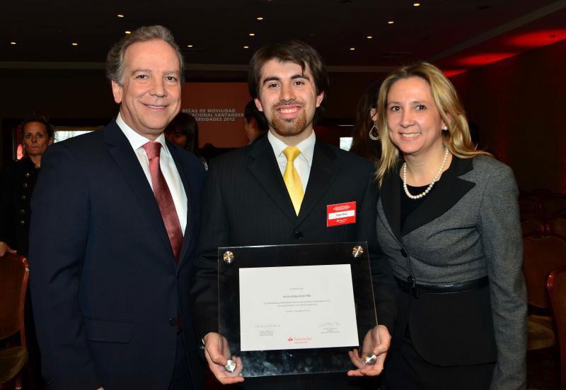 Diego Mesa recibiendo Beca de Movilidad Santander (2012). Él también cursó un semestre de intercambio en la Universidad McGill.