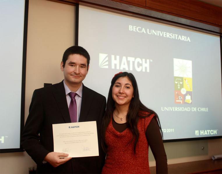 Sebastián Muruaga recibiendo Beca Hatch (2011).
