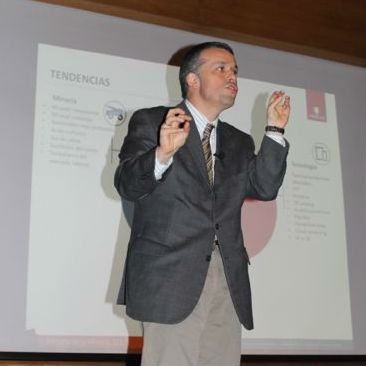 Óscar Landerretche.